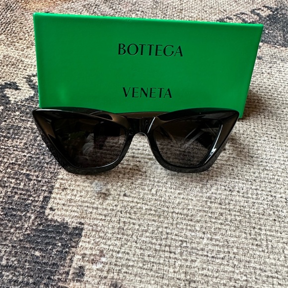 Authentic Bottega Venetia Cat Eye Sunglasses - Picture 1 of 4